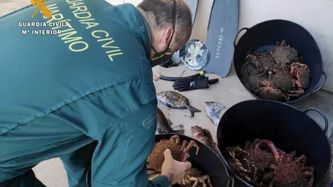 Rdo. Nota De Prensa Guardia Civil (Investigados Dos Hombres Por Marisqueo Ilegal En Santander. Otros Tres Son Sorprendidos Con Artes Profesionales)