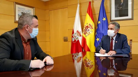 El presidente de Cantabria, Miguel &Aacute;ngel Revilla, con el delegado de AILPOLD, Jos&eacute; Antonio Mart&iacute;nez