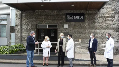 La consejera de Educaci&oacute;n y Formaci&oacute;n Profesional, Marina Lomb&oacute;, en el centro de Nestl&eacute; de La Penilla, con motivo de la firma de un convenio decolaboraci&oacute;n entre el Gobierno de Cantabria y Nestl&eacute; Espa&ntilde;a