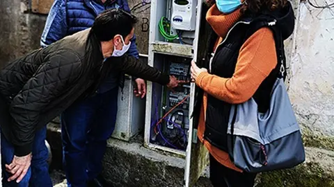 La alcaldesa de Comillas, Teresa Noceda Llano,  y el concejal de Obras, Juli&aacute;n Rozas Ortiz, en una visita a las obras de rehabilitaci&oacute;n de los cuadros de mando.