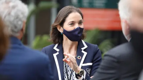 La ministra de Industria, Comercio y Turismo, Reyes Maroto, durante su visita a la f&aacute;brica de la farmac&eacute;utica catalana Reig Jofre de Sant Joan Desp&iacute;