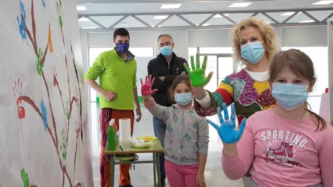 La concejala de Medioambiente, Mar&iacute;a Jos&eacute; Fern&aacute;ndez, y el concejal de Desarrollo Local, Eugenio G&oacute;mez, acompa&ntilde;an a los alumnos del taller de &aacute;rboles para ni&ntilde;os