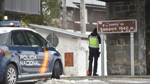 Archivo - Un agente hace guardia en el puesto fronterizo de Somport (Huesca) entre Espa&ntilde;a y Francia tras el cierre de fronteras acordado por el Gobierno, en Huesca / Arag&oacute;n (Espa&ntilde;a), a 17 de marzo de 2020.