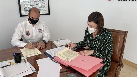 La consejera de Presidencia, Paula Fern&aacute;ndez, y el presidente de la Federaci&oacute;n de Salvamento de Cantabria, Javier Odriozola, firmando el convenio