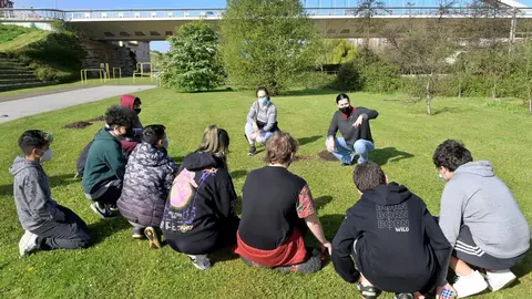 La alcaldesa de Santander,Gema Igual, y usuarios del centro Trenti enlaplantaci&oacute;n en Las LLamas