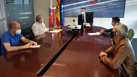 El consejero de Desarrollo Rural, Ganader&iacute;a, Pesca, Alimentaci&oacute;n y Medio Ambiente, Guillermo Blanco, se re&uacute;ne con el alcalde de Anievas, Agust&iacute;n Pern&iacute;a