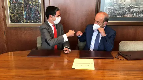 Firma del convenio entre el consejero de Industria, Javier L&oacute;pez Marcano, y el presidente de la C&aacute;mara de Torrelavega, Carlos Augusto Carrasco