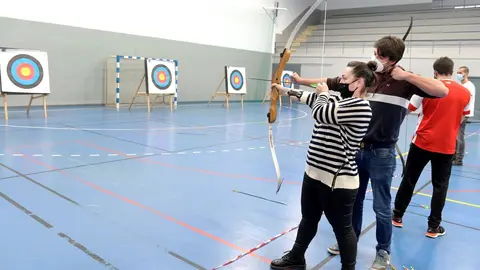 La concejala Noem&iacute; M&eacute;ndez participa en uno de los talleres de 'La Noche es Joven'