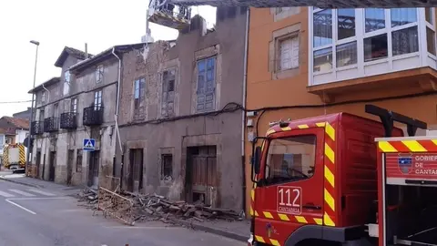 Los bomberos intervienen en la avenida Cantabria ante el riesgo de desplome de elementos de la vivienda