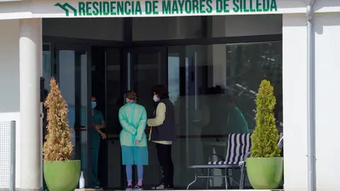 Dos mujeres, frente a la entrada de la residencia de mayores Coviastec, en Silleda, Pontevedra, Galicia (Espa&ntilde;a), a 22 de marzo de 2021.