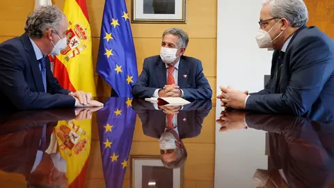 El presidente de Cantabria, Miguel &Aacute;ngel Revilla, recibe al presidente del Consejo General de Colegios Oficiales de M&eacute;dicos de Espa&ntilde;a, Tom&aacute;s Cobo.