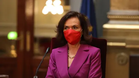 La vicepresidenta primera del Gobierno y ministra de la Presidencia, Relaciones con las Cortes y Memoria Democr&aacute;tica, Carmen Calvo, durante la presentaci&oacute;n de la reedici&oacute;n del libro "Las mujeres  parlamentarias en la Legislatura constituyente" en el D&iacute;a I