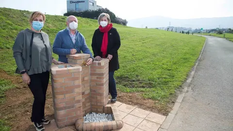 La alcaldesa Esther Bolado, el concejal de Servicios, Jes&uacute;s Mar&iacute;a Amigo, y la concejala de Juntas Vecinales, Mari&aacute;n V&iacute;a, visitan la fuente de agua instalada en el parque de las antiguas Marismas de Cacho