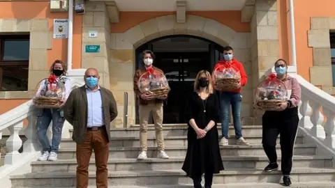 Entrega de las cestas con productos de Pi&eacute;lagos entre los participantes de la campa&ntilde;a de fomento del consumo local