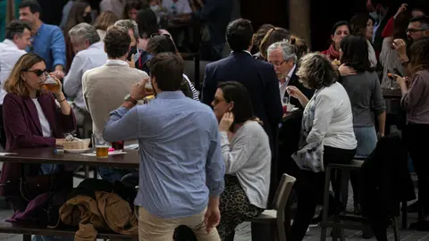Personas en la terraza de un bar en Sevilla (Andaluc&iacute;a, Espa&ntilde;a), a 12 de marzo de 2021.