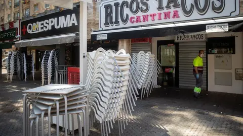 Archivo - Sillas apiladas en la terraza de un bar