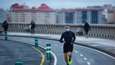 Archivo - Una persona corre en solitario y con mascarilla un d&iacute;a despu&eacute;s de la entrada en vigor de la normativa que obliga a los deportistas a hacer deporte al aire libre con mascarilla y sin compa&ntilde;&iacute;a en Galicia, en A Coru&ntilde;a, Galicia, a 27 de enero de 202