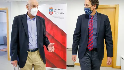 El consejero de Obras P&uacute;blicas, Jos&eacute; Luis Gochicoa, con el alcalde de San Felices de Buelna, Jos&eacute; Antonio Gonz&aacute;lez Linares (izda)