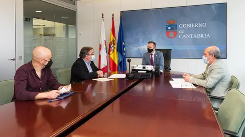 El Consejero De Desarrollo Rural, Ganader&iacute;a, Pesca, Alimentaci&oacute;n Y Medio Ambiente, Guillermo Blanco, Recibe Al Alcalde De Noja, Miguel &Aacute;ngel Ruiz