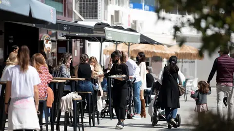 Varias personas en una terraza de Sanxenxo, en Pontevedra, Galicia (Espa&ntilde;a) 