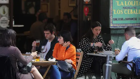 Personas en la terraza de un bar en Sevilla (Andaluc&iacute;a, Espa&ntilde;a), a 12 de marzo de 2021.