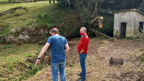 El alcalde de Santa Cruz de Bezana, Alberto Garc&iacute;a Onand&iacute;a, visitando la zona en la que se est&aacute;n llevando a cabo los trabajos de limpieza