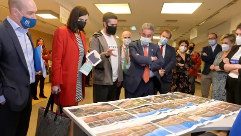 El presidente de Cantabria, Miguel &Aacute;ngel Revilla, y la alcaldesa de Santander, en el acto de inauguraci&oacute;n del local de Aptacan en El Alisal.