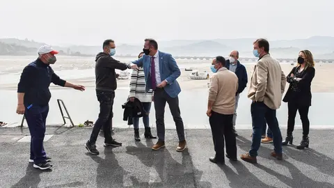 El consejero de Desarrollo Rural, Ganader&iacute;a, Pesca, Alimentaci&oacute;n y Medio Ambiente, Guillermo Blanco, visita las instalaciones de la Cofrad&iacute;a de Pescadores y comprueba el desarrollo de la costera