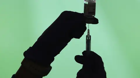 Un profesional sanitaria sostiene una jeringuilla y un vial con la vacuna del Covid-19, en un dispositivo instalado en el Estadio Wanda Metropolitano, en Madrid (Espa&ntilde;a), a 30 de marzo de 2021. 