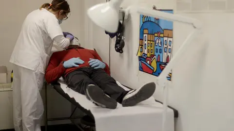 Archivo - Una doctora en un consultorio. Archivo