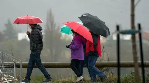 Archivo - Varias personas se refugian con un paraguas de la lluvia en Vitoria, Pa&iacute;s Vasco (Espa&ntilde;a), a 19 de marzo de 2021. 