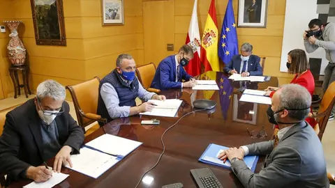 El Presidente De Cantabria, Miguel &Aacute;ngel Revilla, Y La Consejera De Econom&iacute;a, Mar&iacute;a S&aacute;nchez, Firman El II Acuerdo Del Di&aacute;logo Social Ante La Covid-19 Con El Presidente De CEOE-Cepymey Con Los Secretarios De CCOO Y UGT