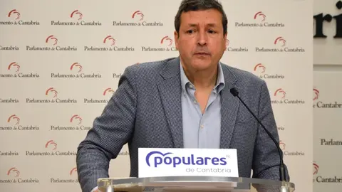 El portavoz del PP en el Parlamento de Cantabria, &Iacute;&ntilde;igo Fern&aacute;ndez