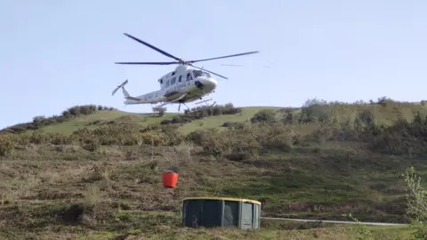 Helic&oacute;ptero en tareas de extinci&oacute;n de incendios