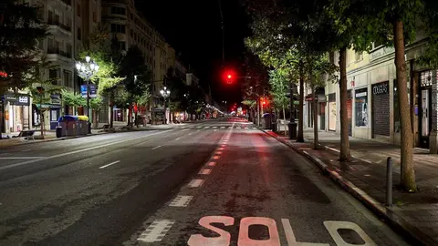 Archivo - Calle Calvo Sotelo vac&iacute;a dfurante el tique de queda.