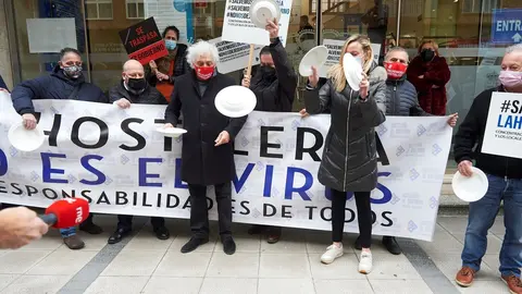Archivo - El presidente de la Asociaci&oacute;n Empresarial de Hosteler&iacute;a de Cantabria (AEHC), &Aacute;ngel Cuevas, arroja platos al suelo en un acto simb&oacute;lico de protesta frente a la Consejer&iacute;a de Sanidad 