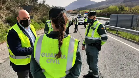 El delegado del Gobierno en Navarra, Jos&eacute; Luis Arasti, en un control de la Guardia Civil en la A-1 para velar por el cierre perimetral de la Comunidad foral.