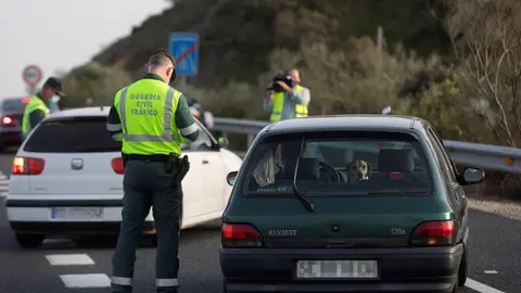 Control de movilidad de la Guardia Civil en la Autov&iacute;a de la A-66 direcci&oacute;n Sevilla en las inmediaciones del El Ronquillo, Sevilla (Andaluc&iacute;a, Espa&ntilde;a), a 26 de marzo de 2021.