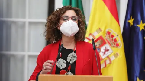 La ministra de Hacienda y portavoz del Gobierno, Mar&iacute;a Jes&uacute;s Montero, este mi&eacute;rcoles en Sevilla en la toma de posesi&oacute;n del nuevo delegado del Gobierno en Andaluc&iacute;a, Pedro Fern&aacute;ndez.