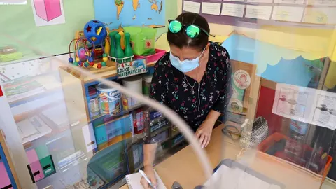 Archivo - Una profesora en una clase.