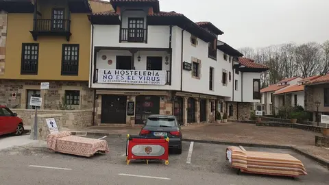Hosteleros c&aacute;ntabros sacan colchones y camas a la calle para mostrar que no tienen ocupaci&oacute;n en Semana Santa por las restricciones del Covid