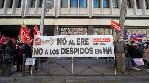 Varios trabajadores del hotel NH Madrid Pr&iacute;ncipe de Vergara protestan a las puertas del mismo contra el ERE planteado por la cadena, en Madrid (Espa&ntilde;a), a 17 de marzo de 2021. La concentraci&oacute;n ha sido convocada por CCOO Servicios para rechazar el expedien
