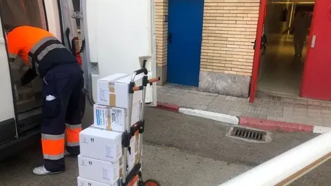 El Gobierno inicia el reparto de 1.056.500 dosis de vacunas de AstraZeneca contra el coronavirus.