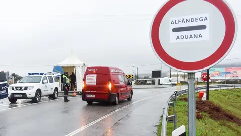 Archivo - Control en la frontera entre Portugal y Espa&ntilde;a