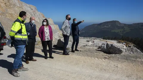El consejero de Desarrollo Rural, Ganader&iacute;a, Pesca, Alimentaci&oacute;n y Medio Ambiente, Guillermo Blanco, realiza una visita a la empresa Cantera de Santull&aacute;n