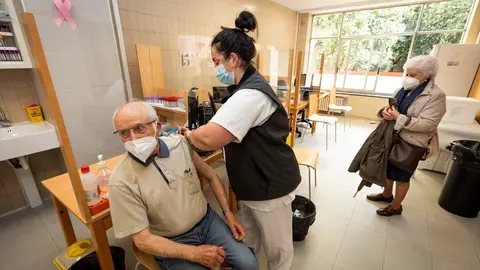 Una sanitaria vacuna a un hombre mayor de 80 a&ntilde;os con la dosis de Pfizer en el ambulatorio Virgen Peregrina, en Pontevedra, Galicia (Espa&ntilde;a), a 1 de abril de 2021. El Servicio Gallego de Salud (SERGAS) tiene previsto que el lunes, todos los mayores de 80 