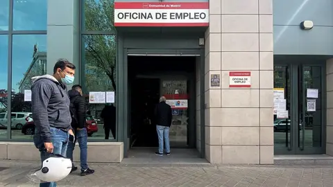 Varias personas esperan en las inmediaciones de una oficina del SEPE