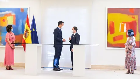 Archivo - El presidente del Gobierno, Pedro S&aacute;nchez (2i); y el presidente de la Federaci&oacute;n Espa&ntilde;ola de Municipios y Provincias (FEMP) y alcalde de Vigo, Abel Caballero (2d), durante la firma del acuerdo entre el Gobierno de Espa&ntilde;a y la Federaci&oacute;n para la 