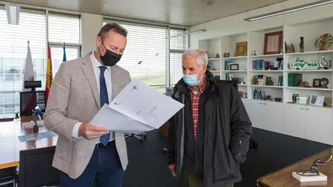 El consejero de Desarrollo Rural, Ganader&iacute;a, Pesca, Alimentaci&oacute;n y Medio Ambiente, Guillermo Blanco (izda), y el alcalde de Herrer&iacute;as, Francisco Linares