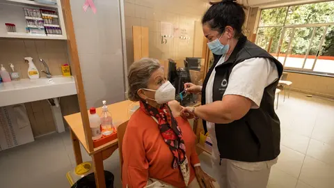 Una sanitaria vacuna a una mujer mayor de 80 a&ntilde;os con la dosis de Pfizer en el ambulatorio Virgen Peregrina, en Pontevedra, Galicia (Espa&ntilde;a), a 1 de abril de 2021.